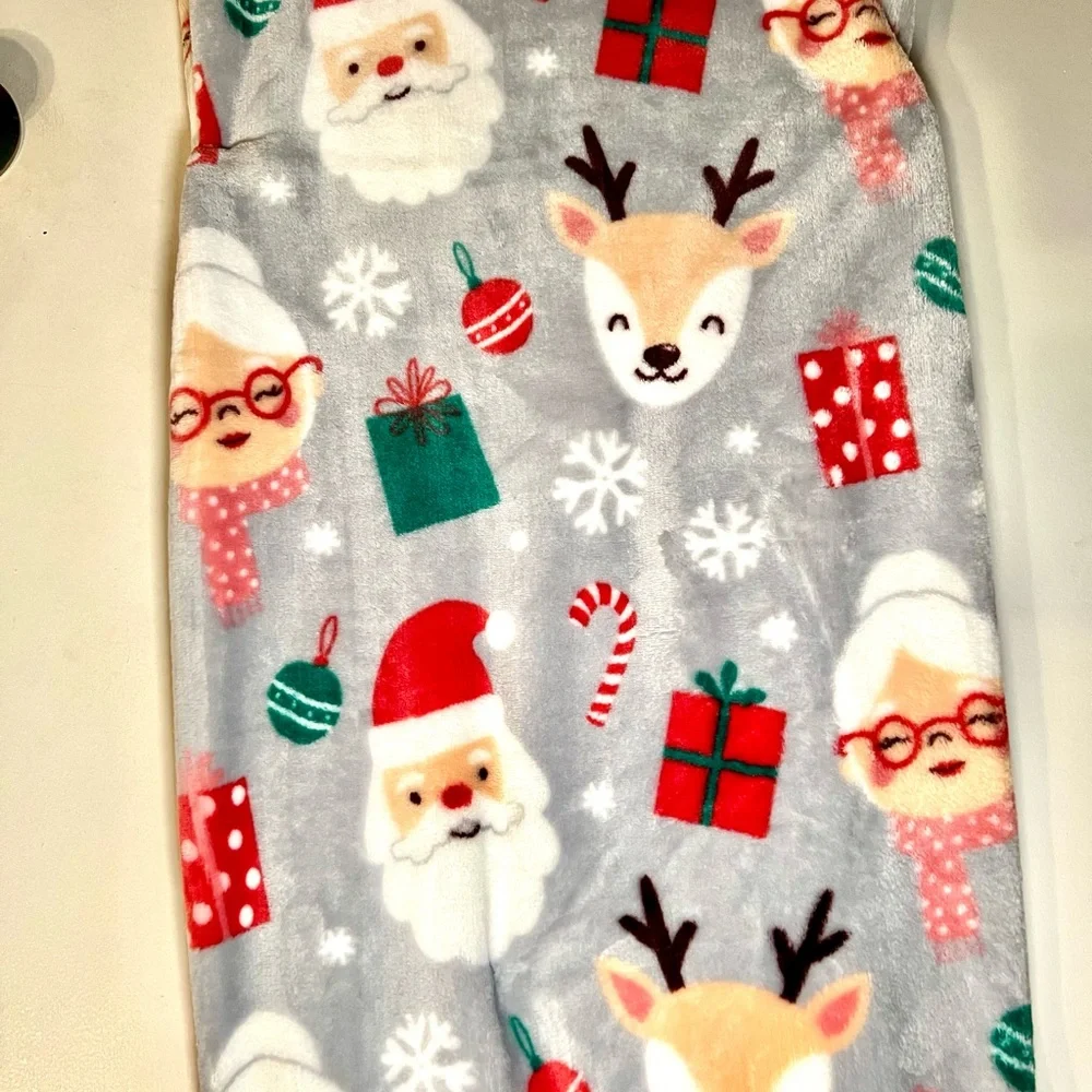 Mrs. Claus Santa & Reindeer Decorative Christmas Throw Blanket Gifts Smowflakes